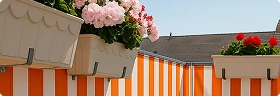Orange gestreiftes Balkontuch am Balkon