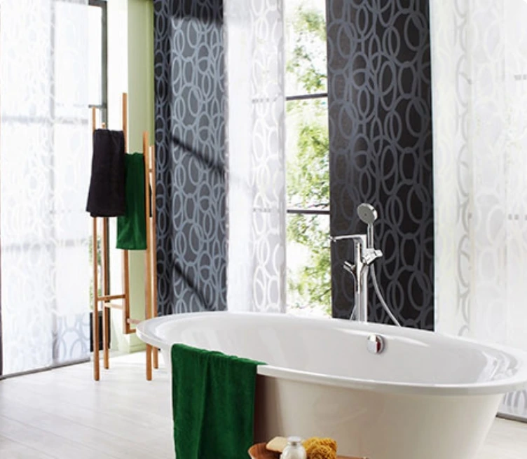 Foto eines Weiß Schwarzen Flächenvorhangs im Badezimmer
