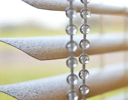 Alu Jalousie mit transparenter Perlen-Bedienschnur