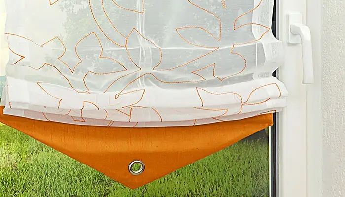 Foto eines Raffrollos mit orangem Muster